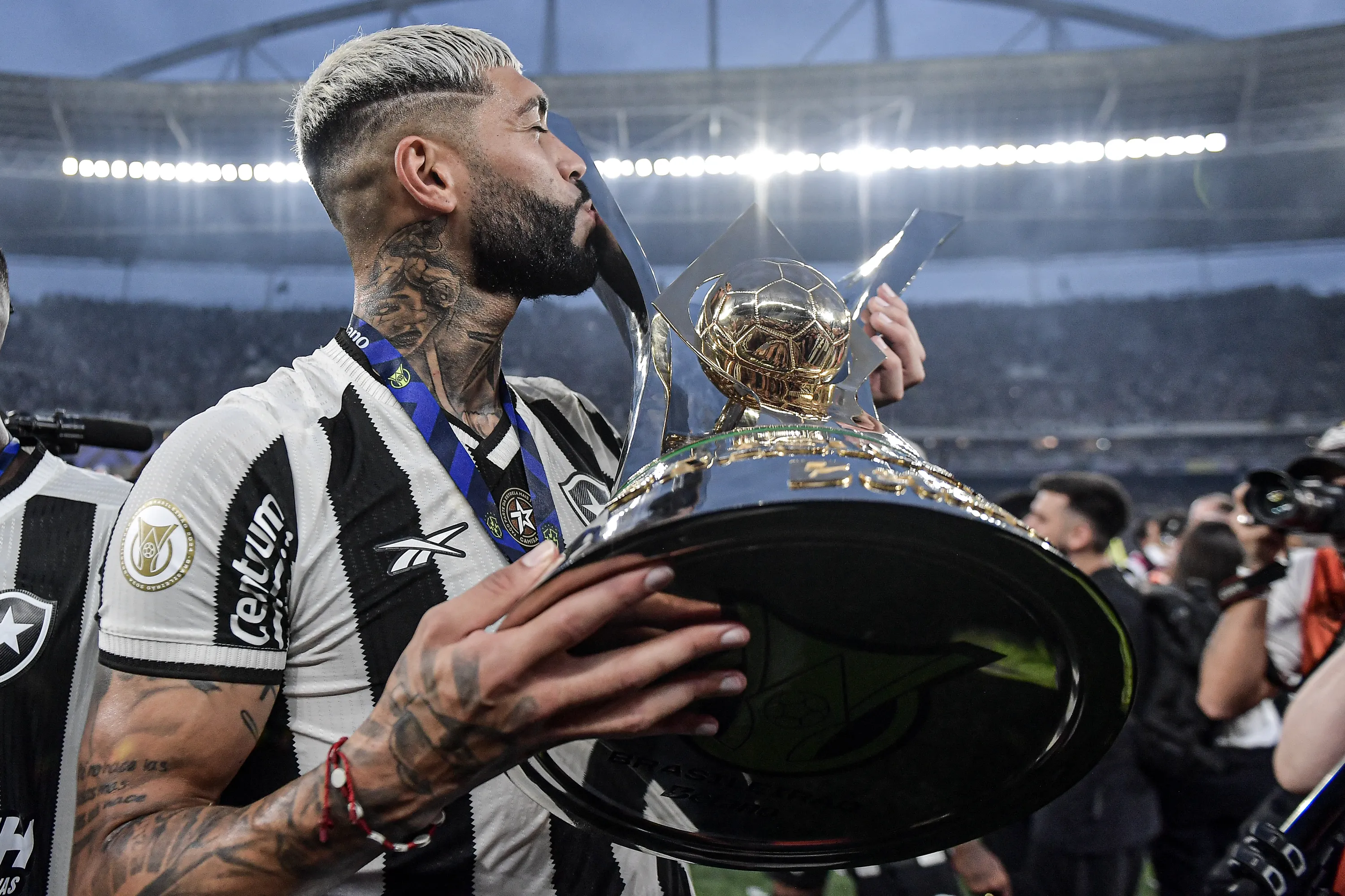 Barboza jogador do Botafogo levanta a taca de campeao durante cerimonia de premiacao ao final da partida contra o Sao Paulo no estadio Engenhao pela decisao do campeonato Brasileiro A 2024. Foto: Thiago Ribeiro/AGIF