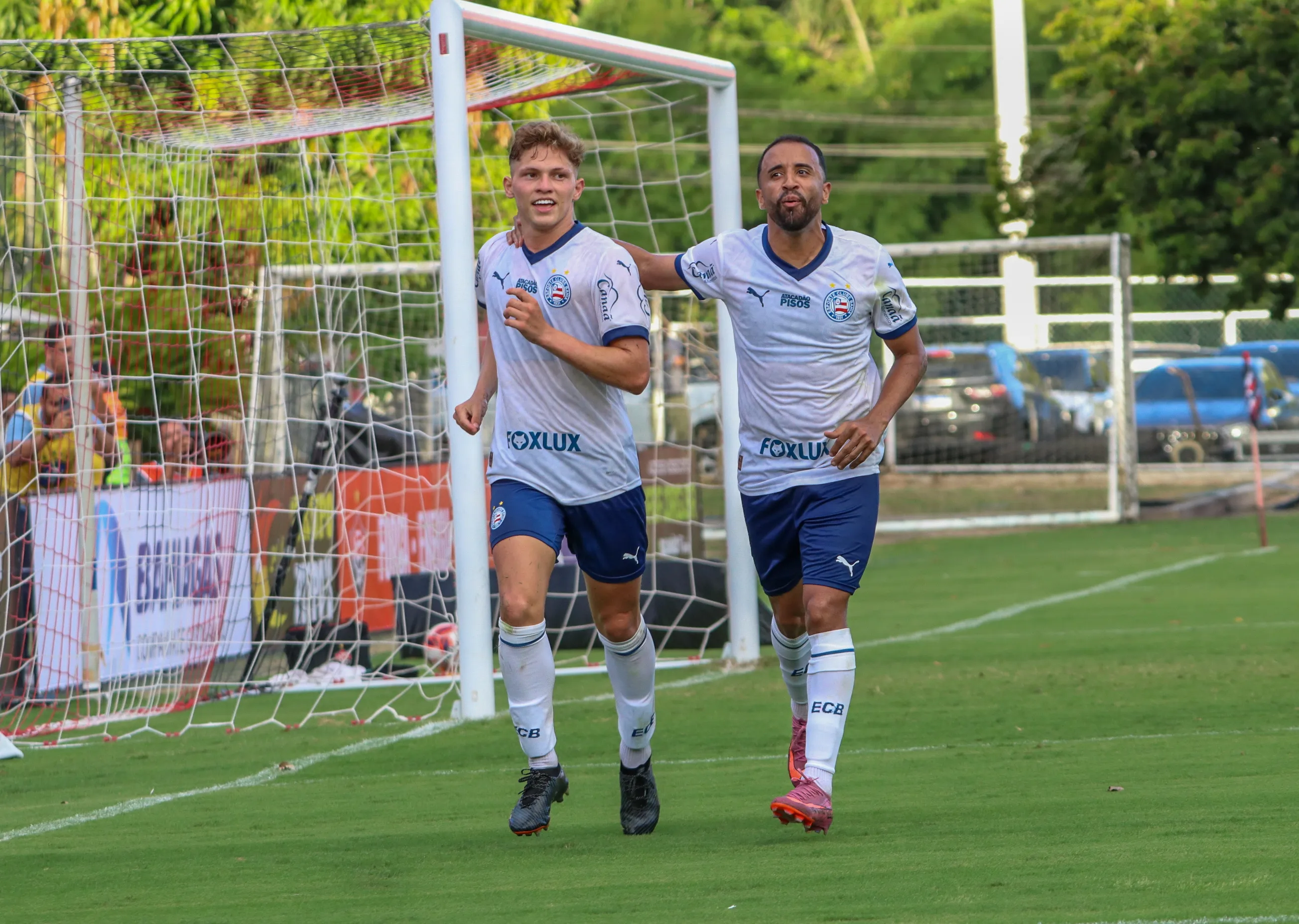 Dell comemorando gol durante partida contra o Vitória no Campeonato Baiano de 2026. Foto: Marcio Jose/AGIF