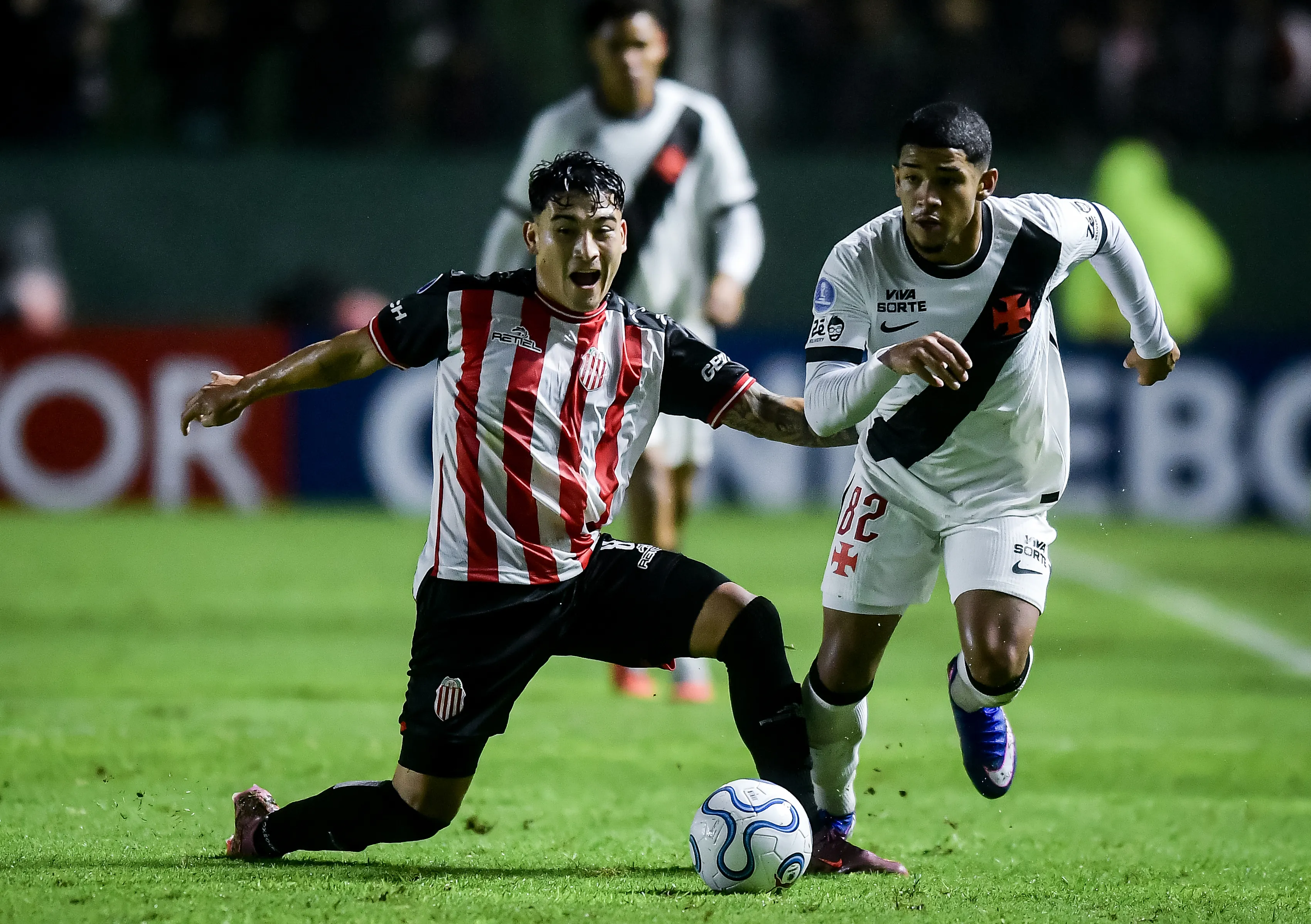 BANFIELD, ARGENTINA – APRIL 7: Riquelme Fortes of Vasco Da Gama competes for the ball with Damian Martinez of Barracas Central during a Copa CONMEBOL Sudamericana 2026 group G match between Barracas Central and Vasco Da Gama at Florencio Sola Stadium on April 7, 2026 in Buenos Aires, Argentina. (Photo by Marcelo Endelli/Getty Images)