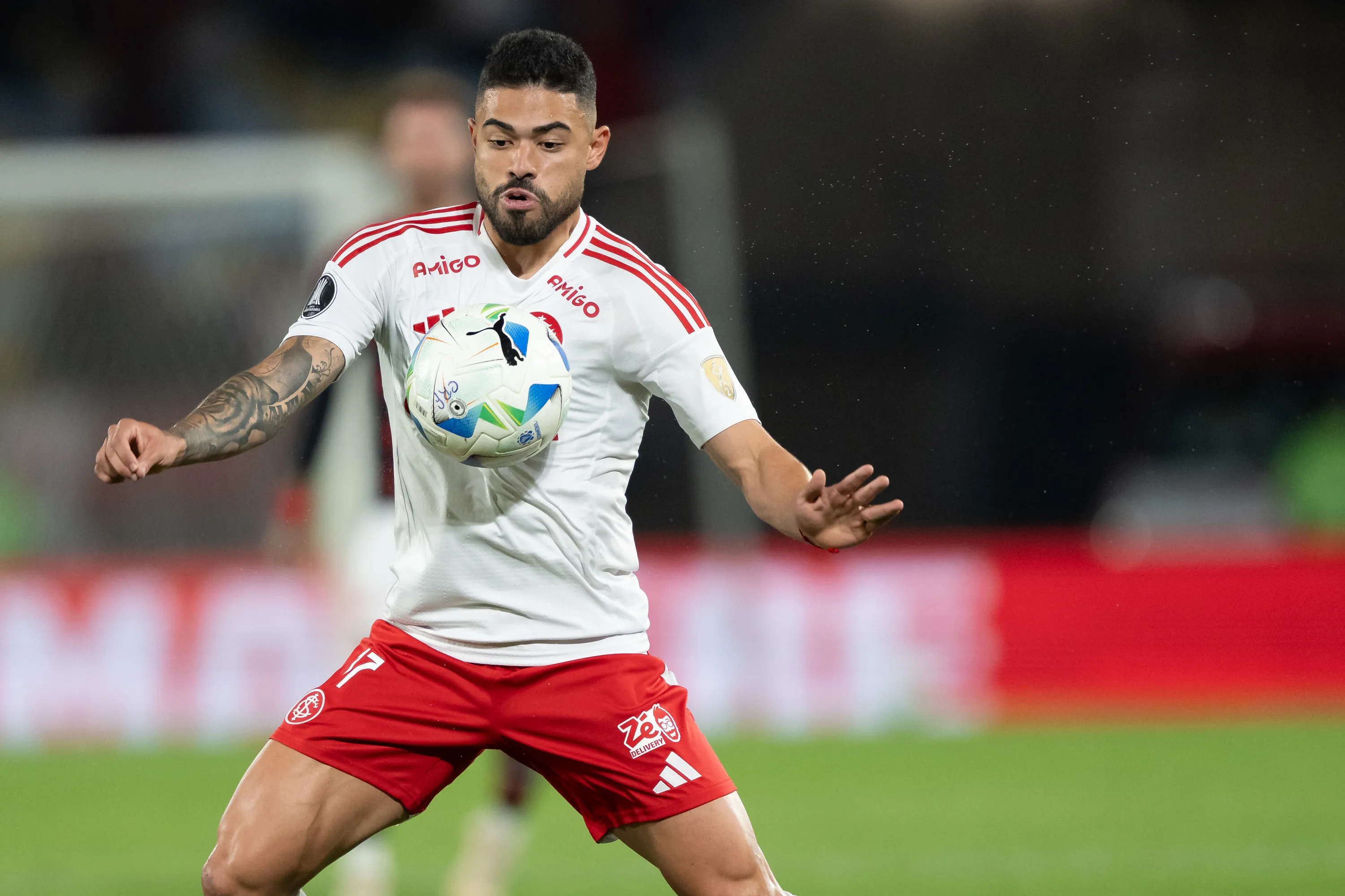 RJ – RIO DE JANEIRO – 13/08/2025 – COPA LIBERTADORES 2025, FLAMENGO X INTERNACIONAL – Bruno Tabata jogador do Internacional durante partida contra o Flamengo no estadio Maracana pelo campeonato Copa Libertadores 2025. Foto: Jorge Rodrigues/AGIF