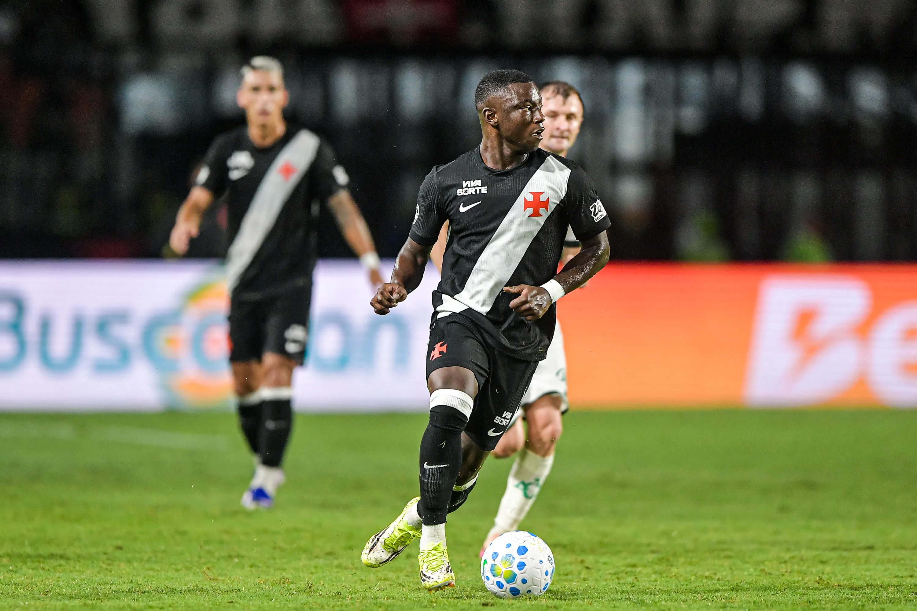 Marino Hinestroza jogador do Vasco durante partida contra o Chapecoense no estadio Sao Januario pelo campeonato Brasileiro A 2026. Foto: Thiago Ribeiro/AGIF