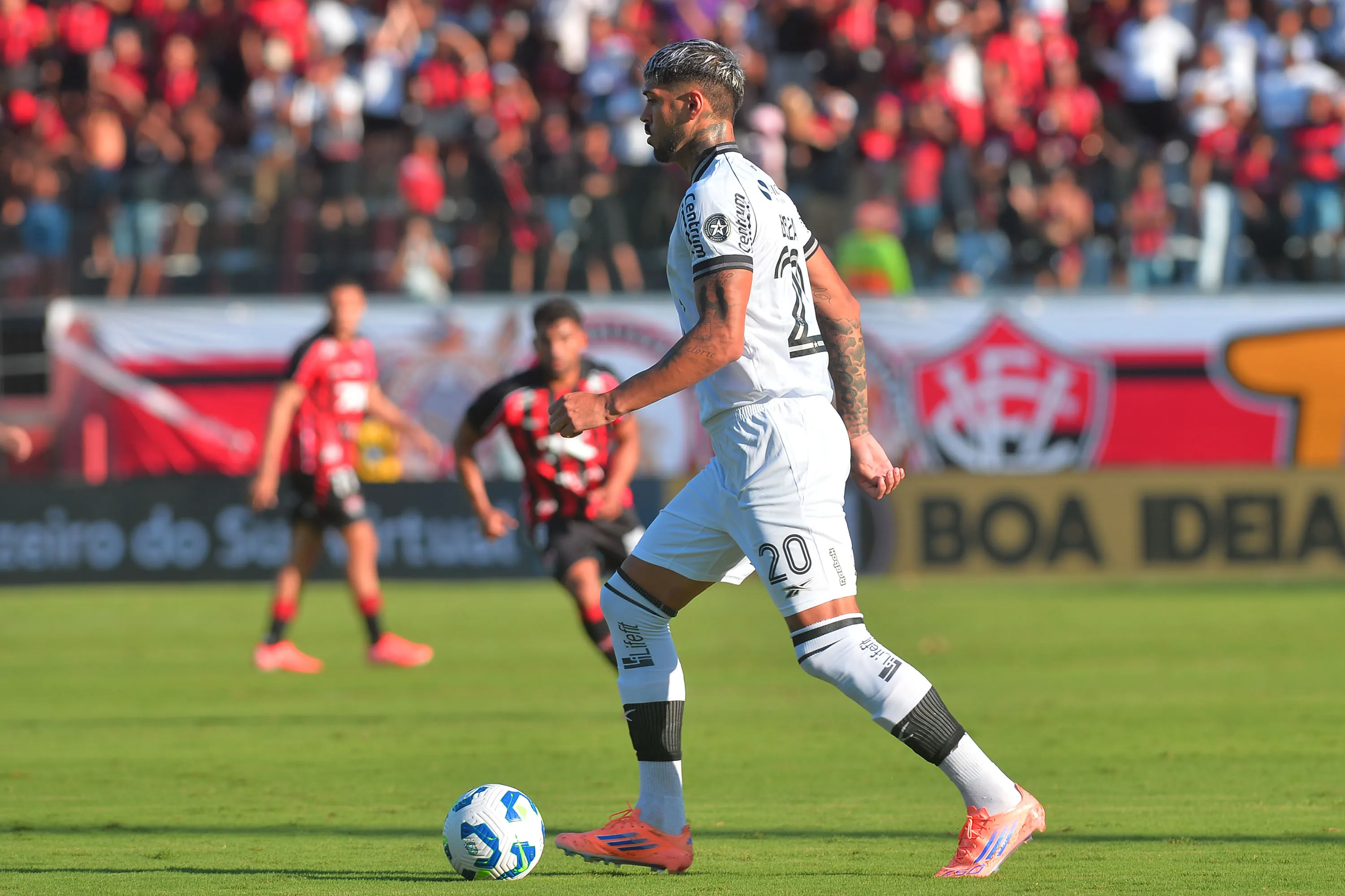 Alexander Barboza, jogador do Botafogo, durante partida contra o Vitória – Foto: Walmir Cirne/AGIF