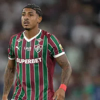 John Kennedy surge de máscara em treino, mas deve viajar a Bolívia