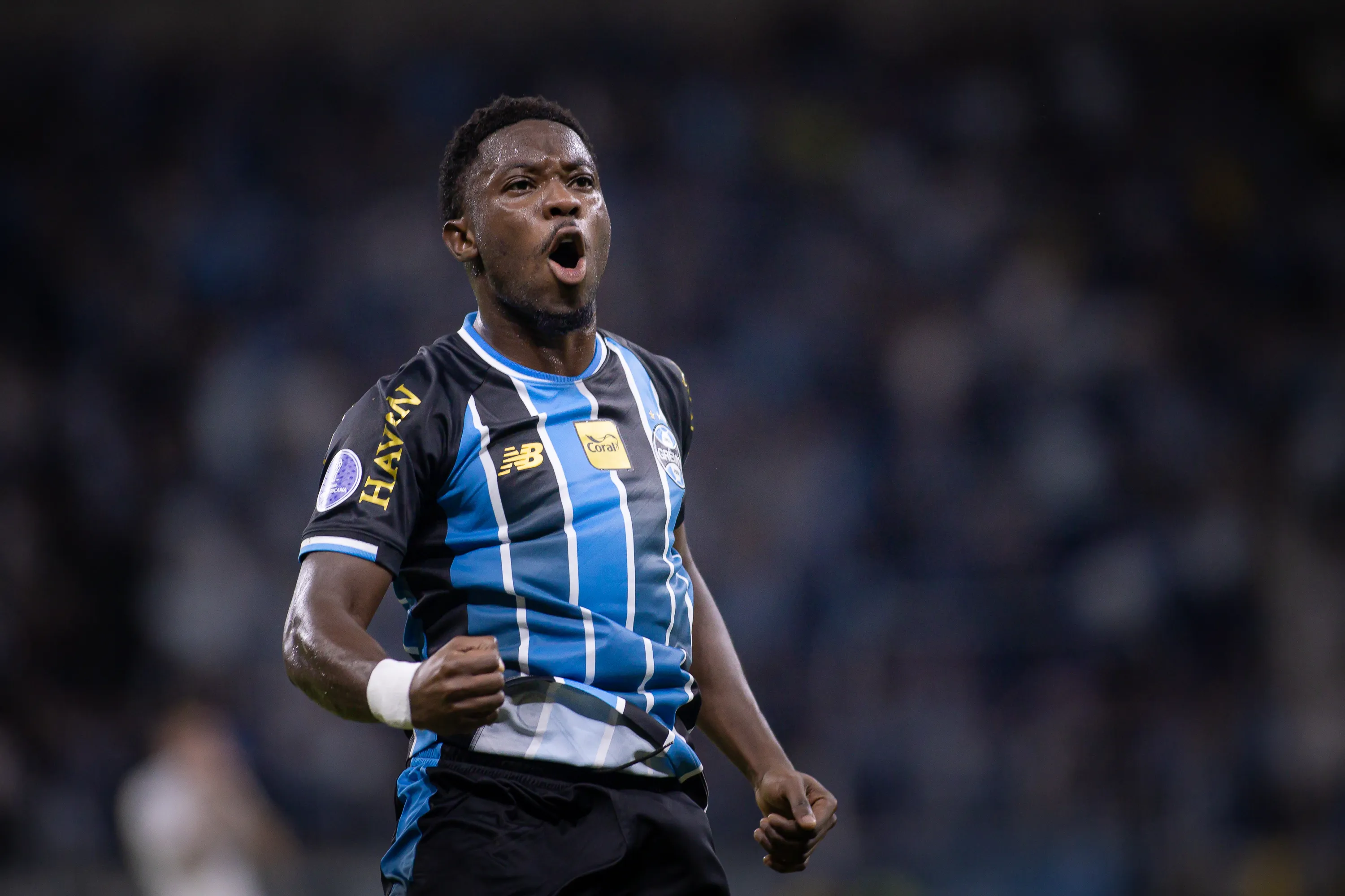 Francis Amuzu, jogador do Grêmio, comemora seu gol durante partida contra o Deportivo Riestra – Foto: Maxi Franzoi/AGIF