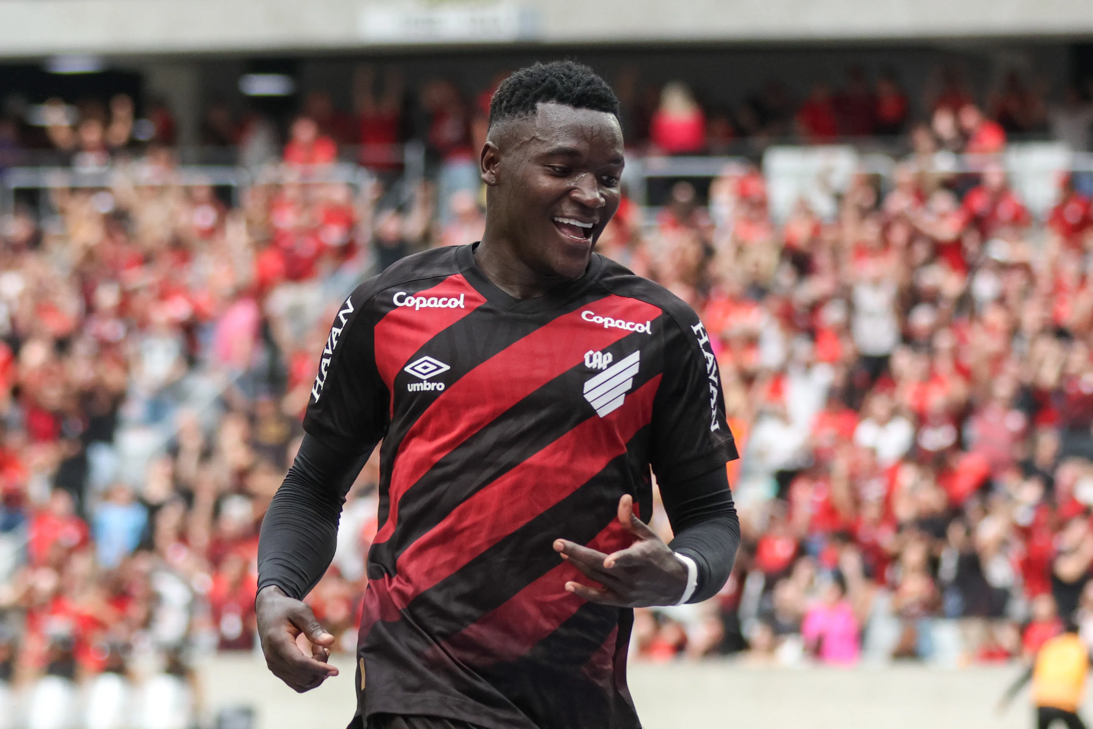 Kevin Viveros jogador do Athletico-PR comemora seu gol durante partida contra o Chapecoense no estadio Arena da Baixada pelo campeonato Brasileiro A 2026. Foto: Robson Mafra/AGIF