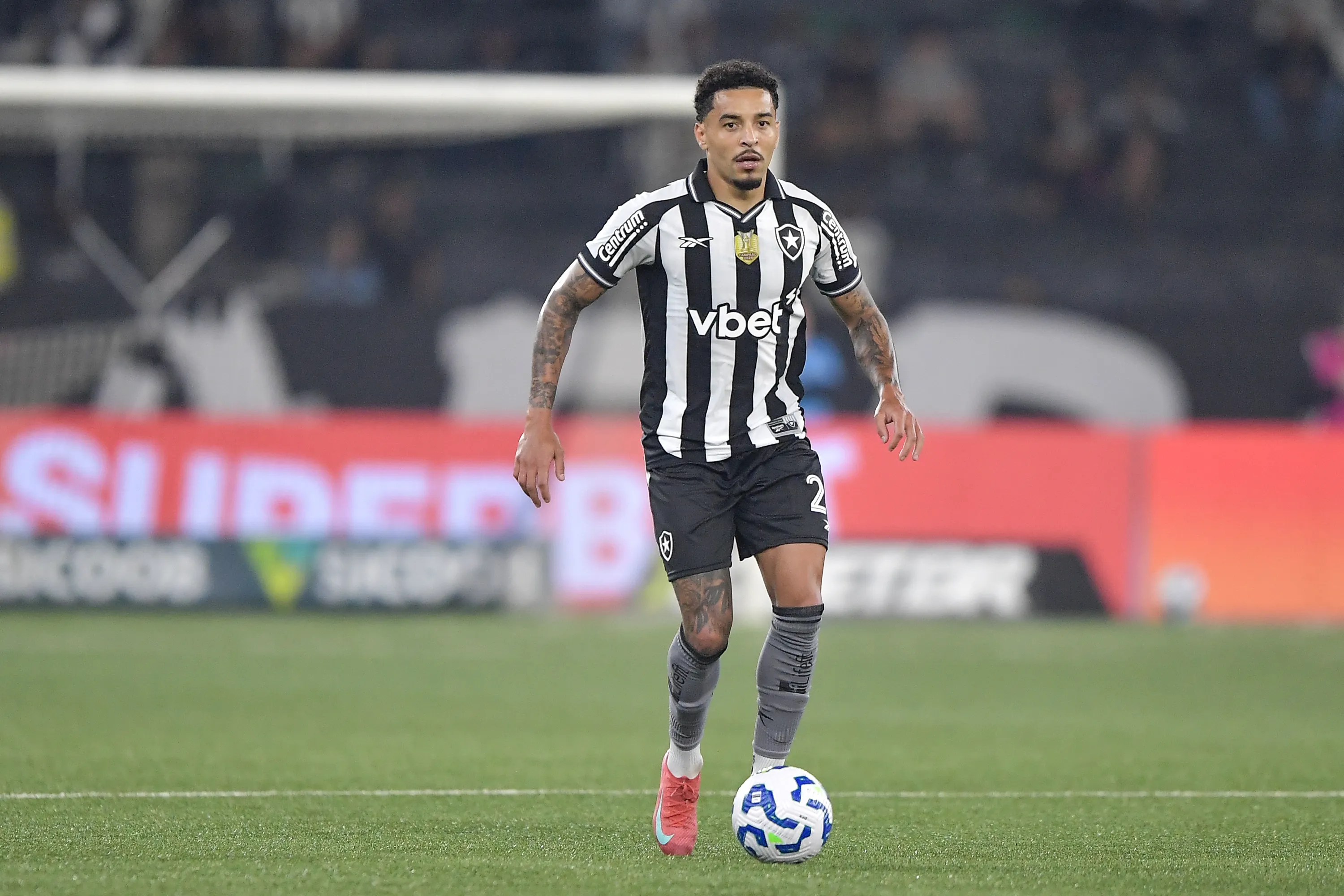 Gregore atuando no Botafogo em 2025 – Foto: Thiago Ribeiro/AGIF