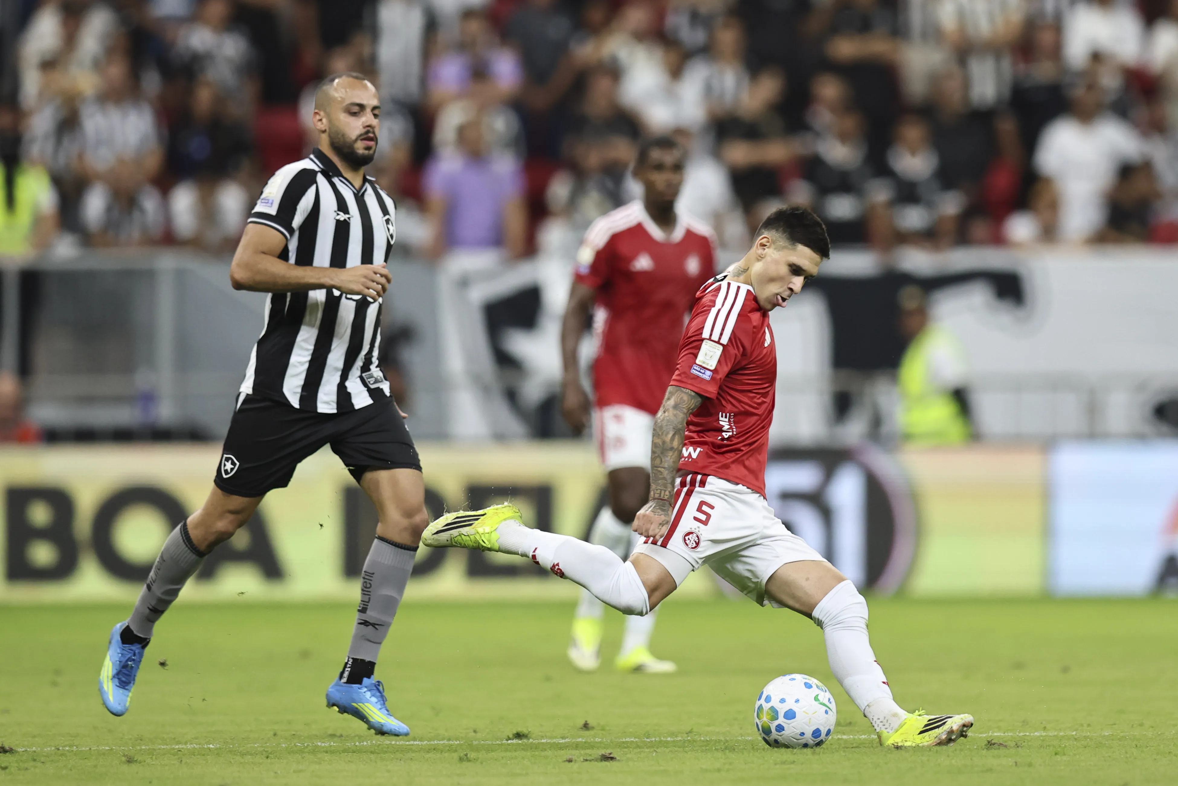 DF – BRASILIA – 25/04/2026 – BRASILEIRO A 2026, BOTAFOGO X INTERNACIONAL – Rodrigo Villagra jogador do Internacional durante partida contra o Botafogo no estadio Mane Garrincha pelo campeonato Brasileiro A 2026. Foto: Mateus Bonomi/AGIF