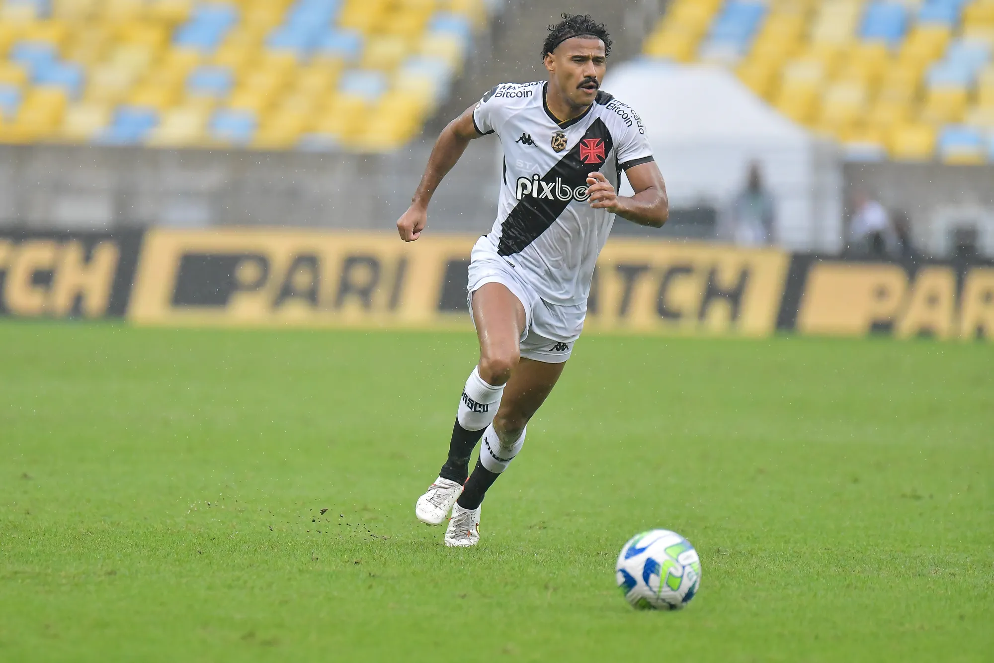Gabriel Dias jogador do Vasco durante partida contra o Atletico-MG no estadio Maracana pelo campeonato Brasileiro A 2023. Foto: Thiago Ribeiro/AGIF