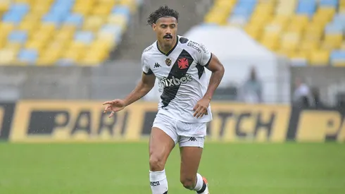 Gabriel Dias jogador do Vasco durante partida contra o Atletico-MG no estadio Maracana pelo campeonato Brasileiro A 2023. Foto: Thiago Ribeiro/AGIF