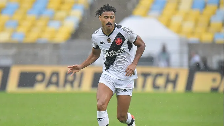 Gabriel Dias jogador do Vasco durante partida contra o Atletico-MG no estadio Maracana pelo campeonato Brasileiro A 2023. Foto: Thiago Ribeiro/AGIF
