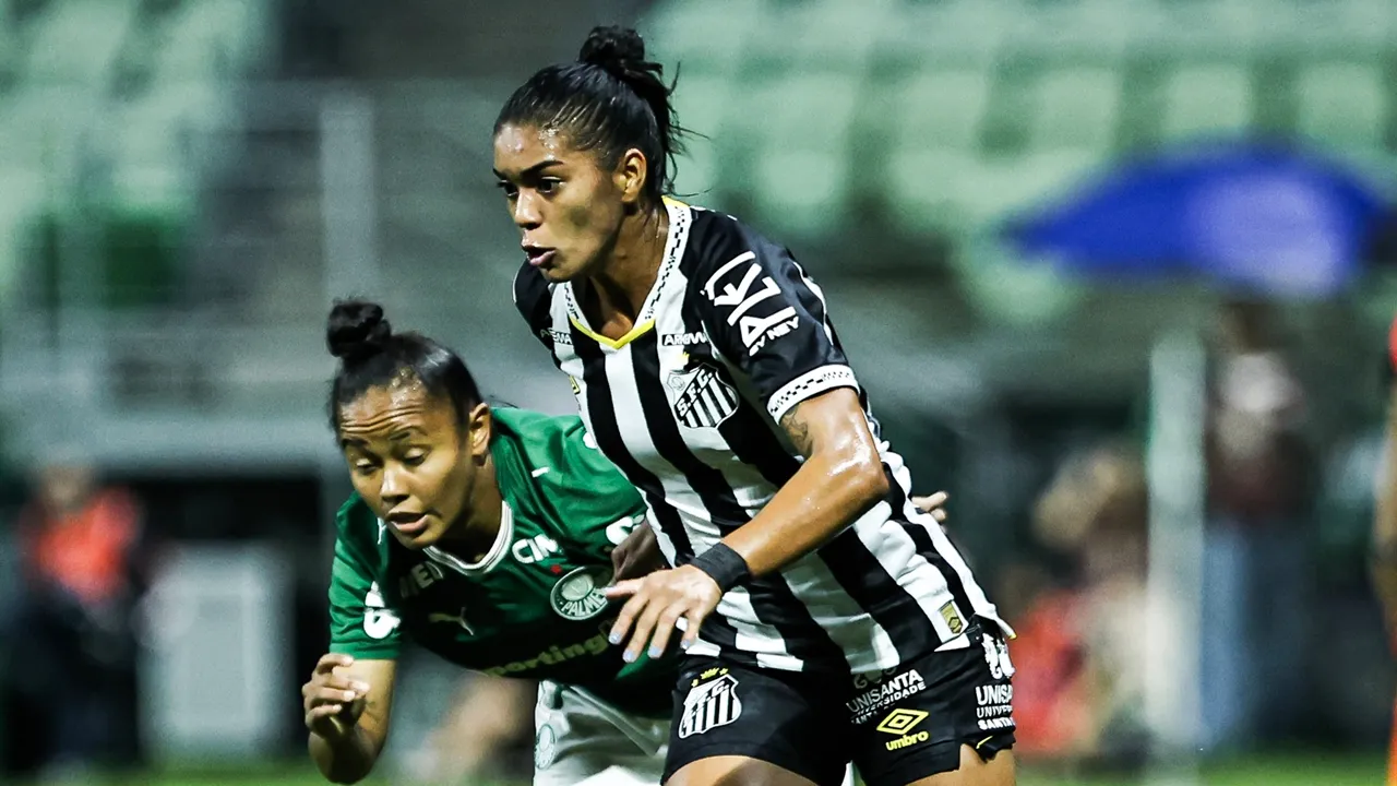Jogadoras de Santos e Palmeiras disputando pela bola - Foto: Reinaldo Campos/Santos