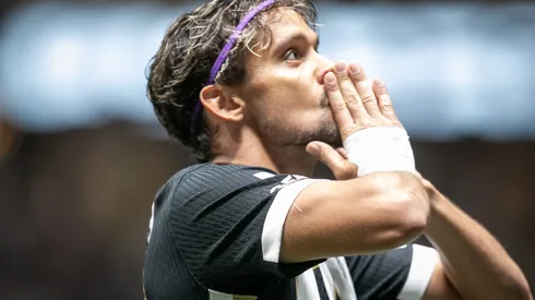 Scarpa jogador do Atletico-MG comemora seu gol durante partida contra o Athletico-PR no estadio Arena MRV pelo campeonato Brasileiro A 2026. Foto: Fernando Moreno/AGIF