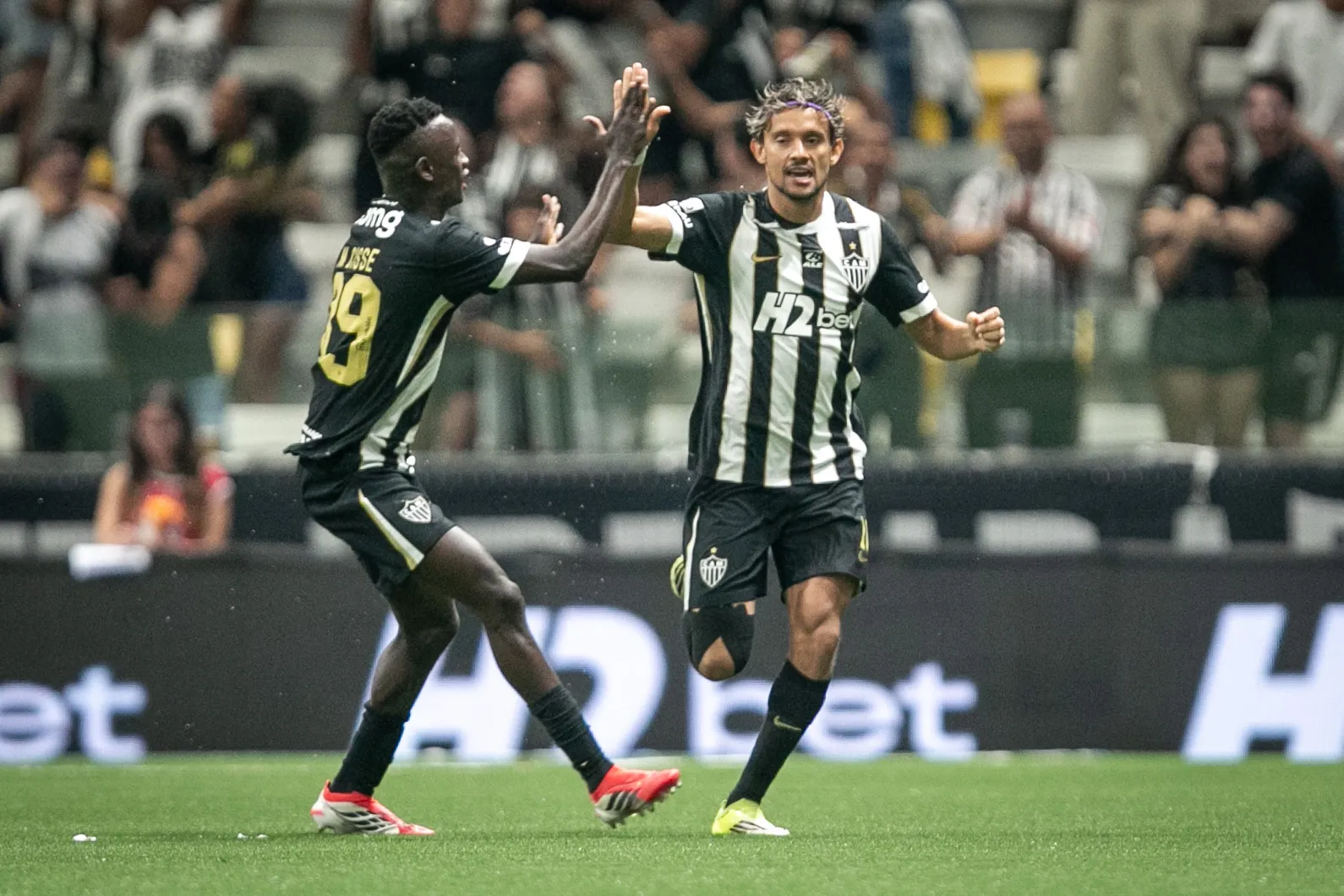 Atletico-MG comemora seu gol durante partida contra o Athletico-PR no estadio Arena MRV pelo campeonato Brasileiro A 2026. Foto: Fernando Moreno/AGIF