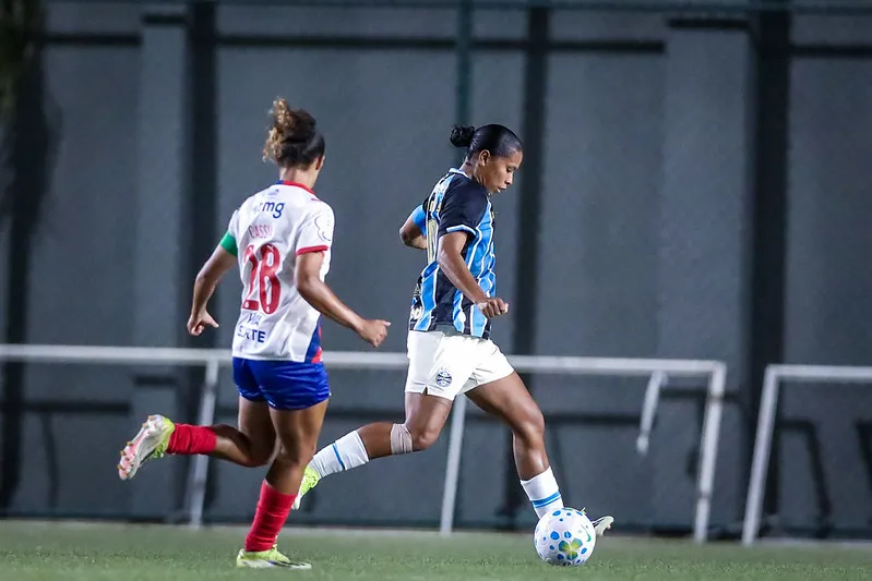 Jogadoras de Grêmio e Bahia disputam pela bola - Foto: Caroline Motta/Grêmio