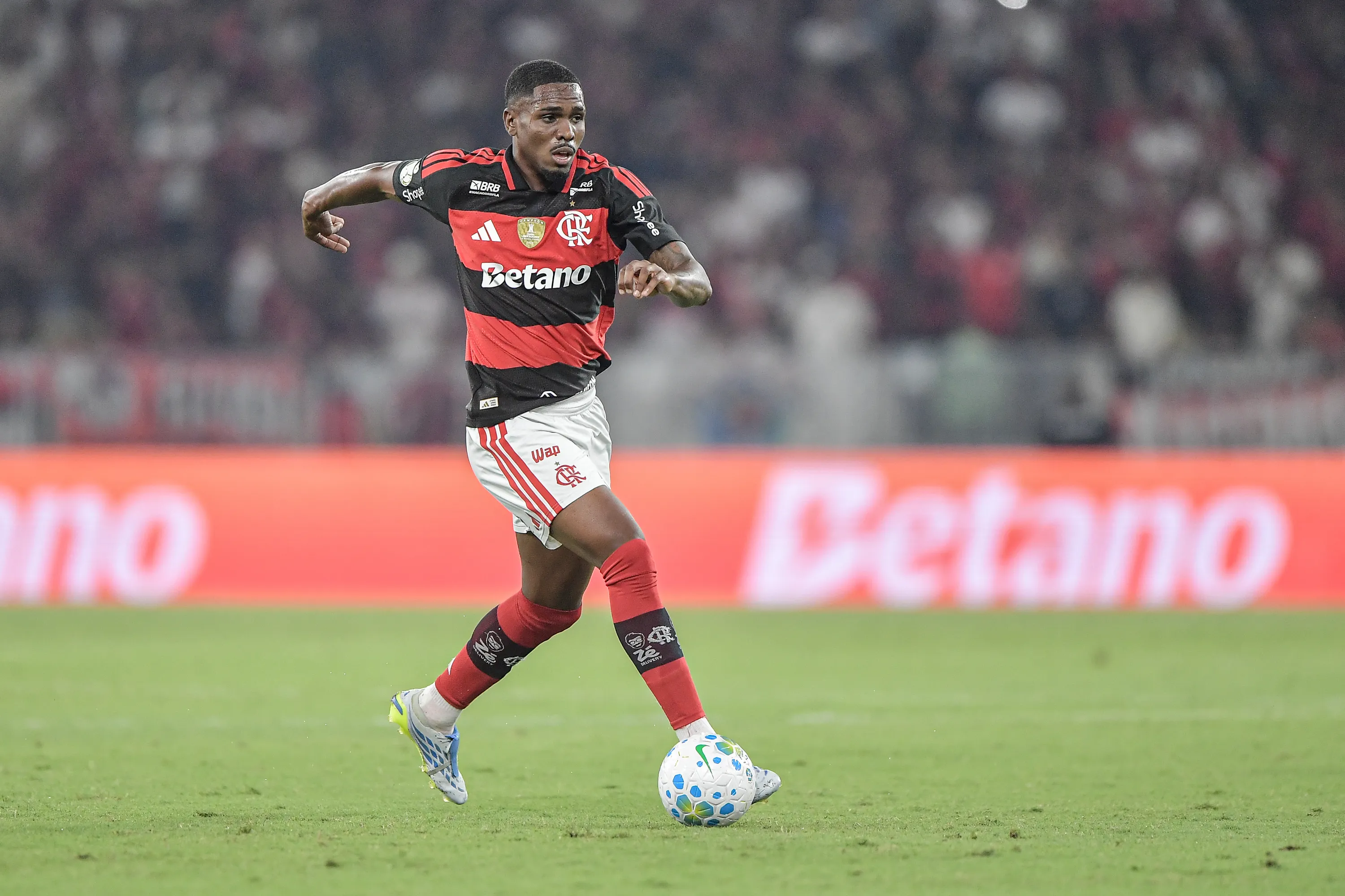 Evertton Araujo jogador do Flamengo durante partida contra o Vitoria no estadio Maracana pelo campeonato Copa Do Brasil 2026. Foto: Thiago Ribeiro/AGIF