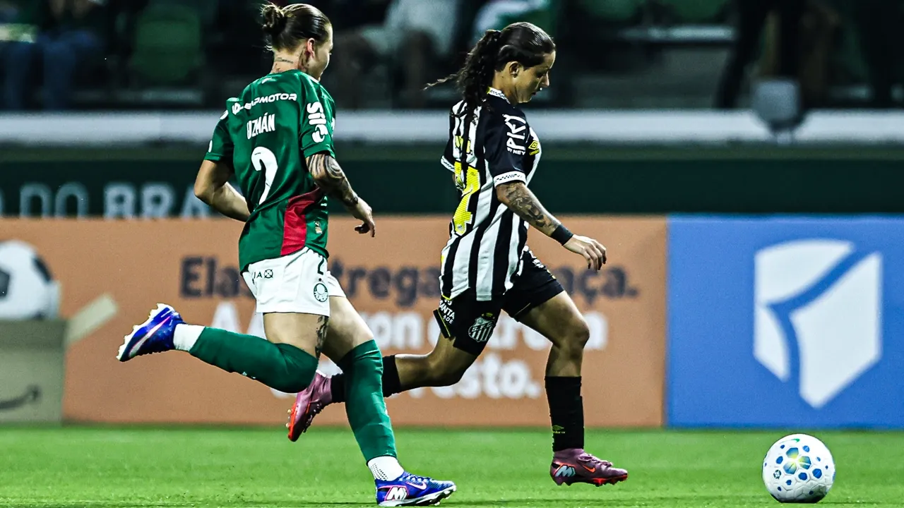 Evelin com a bola dominada durante a partida do Brasileirão Feminino – Foto: Reinaldo Campos/Santos