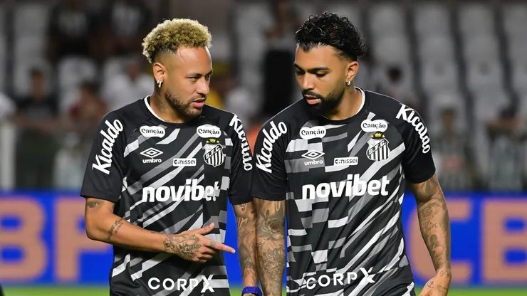 Neymar e Gabigol jogadores do Santos durante aquecimento antes da partida contra o Coritiba no estadio Vila Belmiro pelo campeonato Copa Do Brasil 2026. Foto: Jota Erre/AGIF