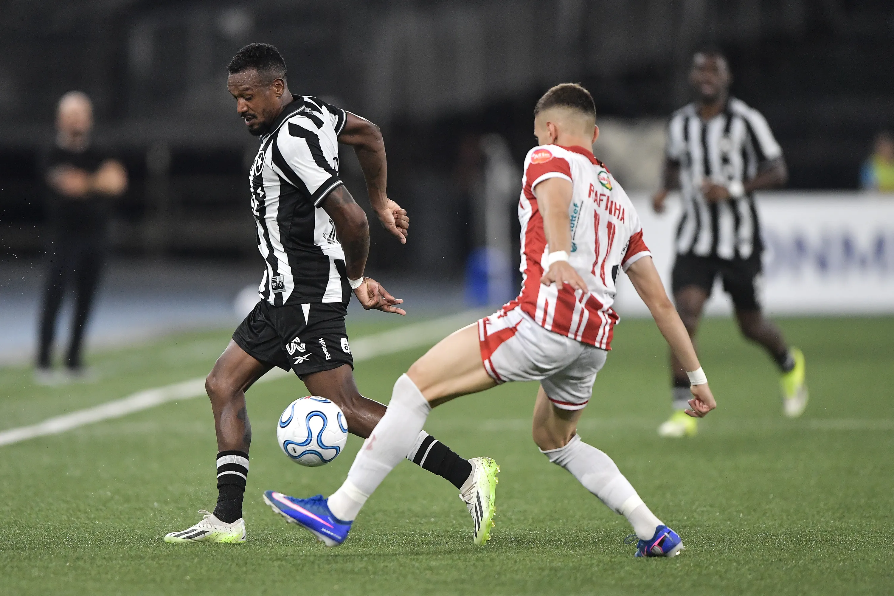 Edenilson jogador do Botafogo durante partida contra o Independiente Petrolero no estadio Engenhao pelo campeonato Copa Sul-Americana 2026. Foto: Thiago Ribeiro/AGIF