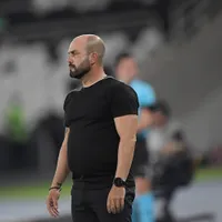 Thiago Leitão, técnico do Ind. Petrolero, detona gramado do Botafogo