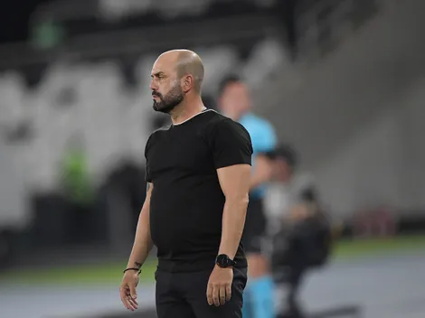 Thiago Leitão, técnico do Ind. Petrolero, detona gramado do Botafogo