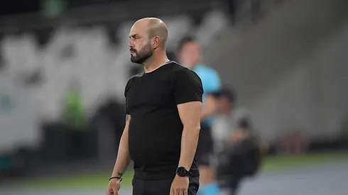 Thiago Leitao tecnico do Independiente Petrolero durante partida contra o Botafogo no estadio Engenhao pelo campeonato Copa Sul-Americana 2026. Foto: Thiago Ribeiro/AGIF