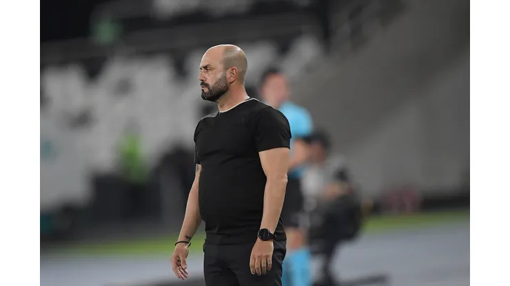 Thiago Leitao tecnico do Independiente Petrolero durante partida contra o Botafogo no estadio Engenhao pelo campeonato Copa Sul-Americana 2026. Foto: Thiago Ribeiro/AGIF