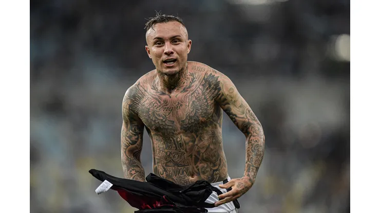 RJ - RIO DE JANEIRO - 15/02/2025 - CARIOCA 2025, FLAMENGO X VASCO - Everton Cebolinha jogador do Flamengo comemora seu gol durante partida contra o Vasco no estadio Maracana pelo campeonato Carioca 2025. Foto: Thiago Ribeiro/AGIF