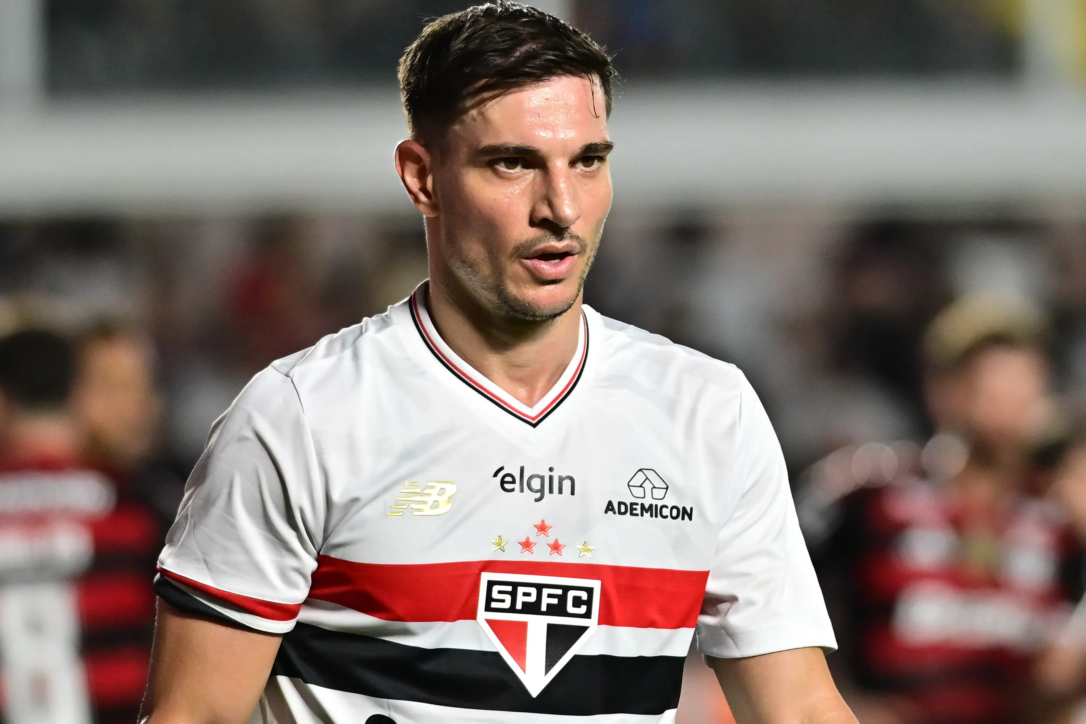 SP – SANTOS – 05/11/2025 – BRASILEIRO A 2025, SAO PAULO X FLAMENGO –  Cedric jogador do Sao Paulo durante partida contra o Flamengo no estadio Vila Belmiro pelo campeonato Brasileiro A 2025. Foto: Jota Erre/AGIF