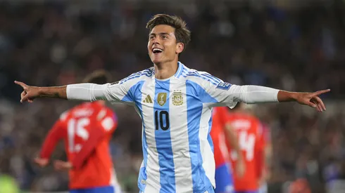 Paulo Dybala, da Argentina, comemora após marcar o terceiro gol da equipe durante a partida das Eliminatórias da Copa do Mundo da FIFA 2026 entre Argentina e Chile, no Estádio Más Monumental Antonio Vespucio Liberti, em 5 de setembro de 2024, em Buenos Aires, Argentina. (Foto de Daniel Jayo/Getty Images)