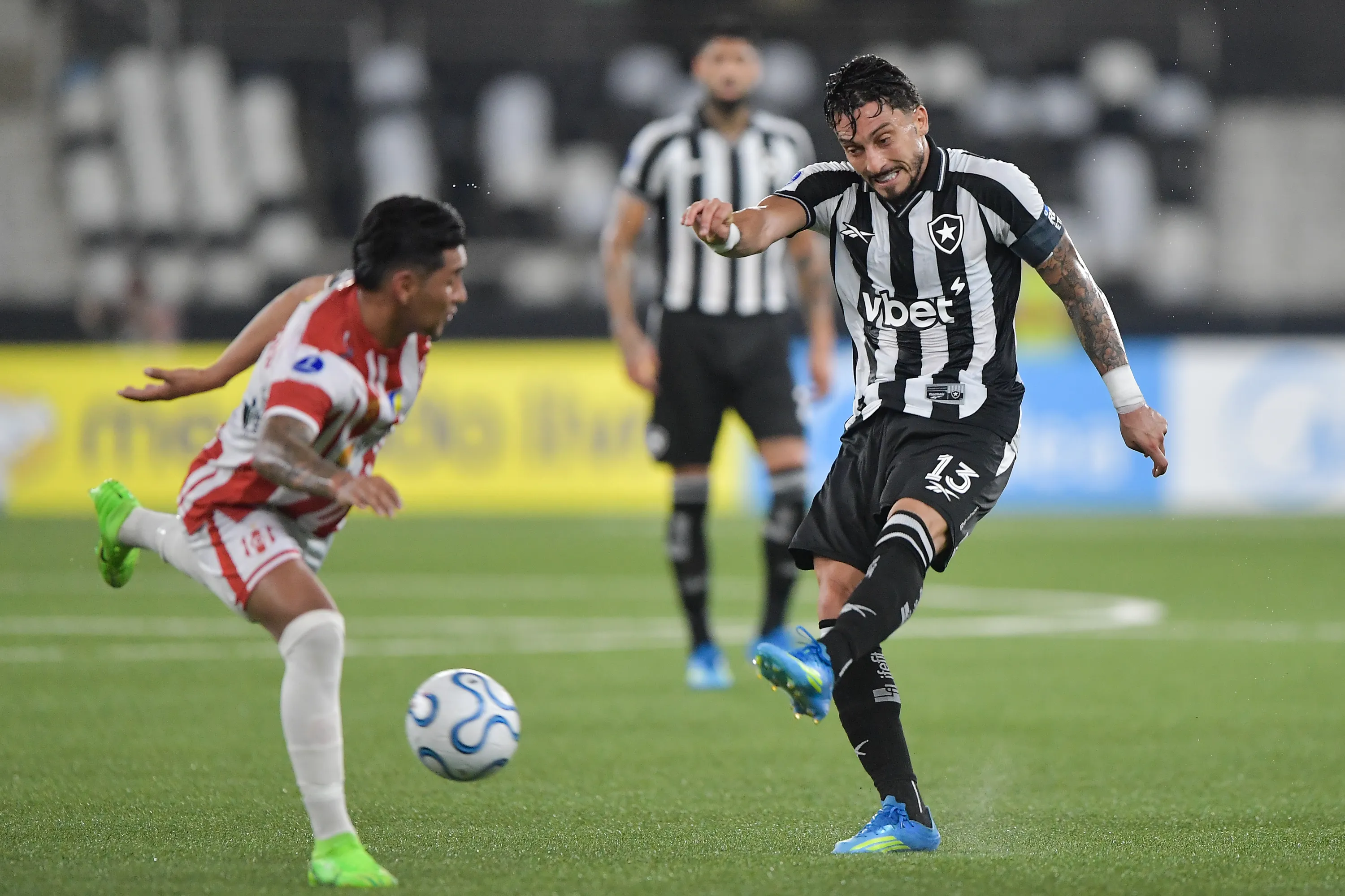 Alex Telles jogador do Botafogo durante partida contra o Independiente Petrolero no estadio Engenhao pelo campeonato Copa Sul-Americana 2026. Foto: Thiago Ribeiro/AGIF