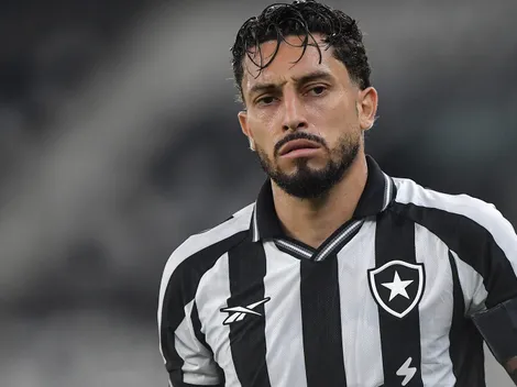 Telles se irrita com pergunta sobre crise no Botafogo