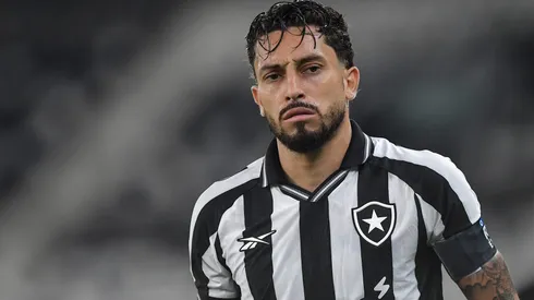 Alex Telles mostra irritação com pergunta sobre crise no Botafogo