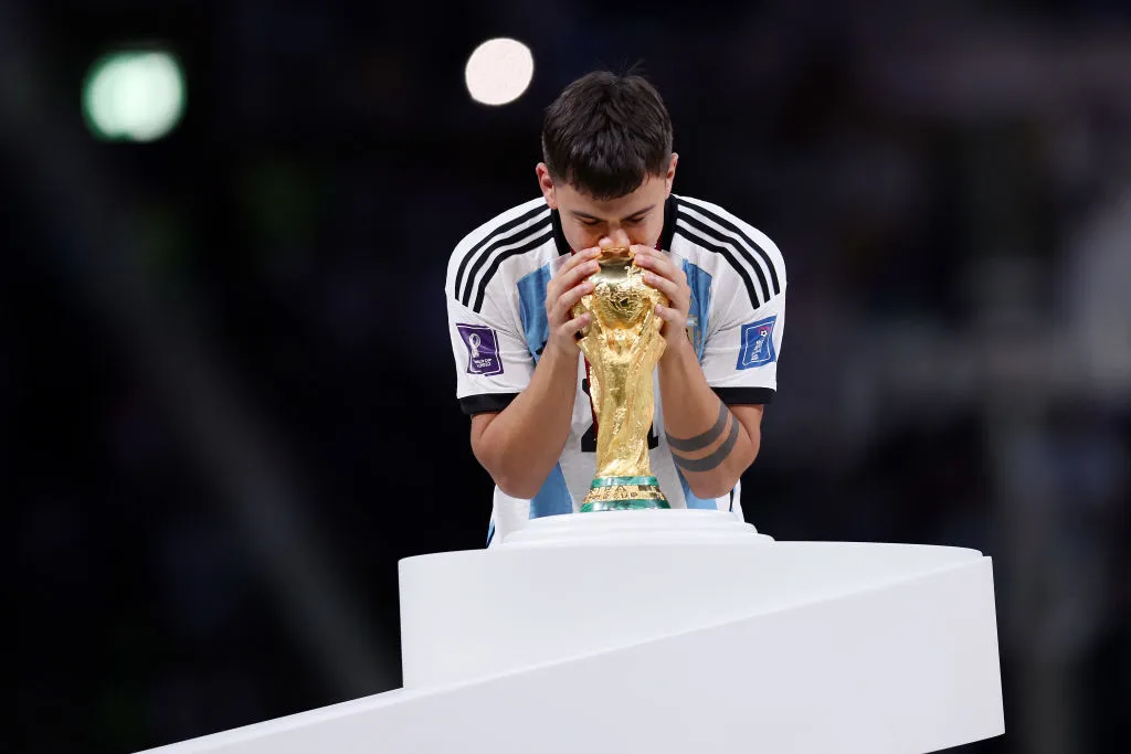 Paulo Dybala, da Argentina, beija o troféu da Copa do Mundo da FIFA durante a cerimônia de premiação após a final da Copa do Mundo da FIFA Catar 2022 entre Argentina e França, no Estádio Lusail, em 18 de dezembro de 2022, na cidade de Lusail, Catar. (Foto de Clive Brunskill/Getty Images)