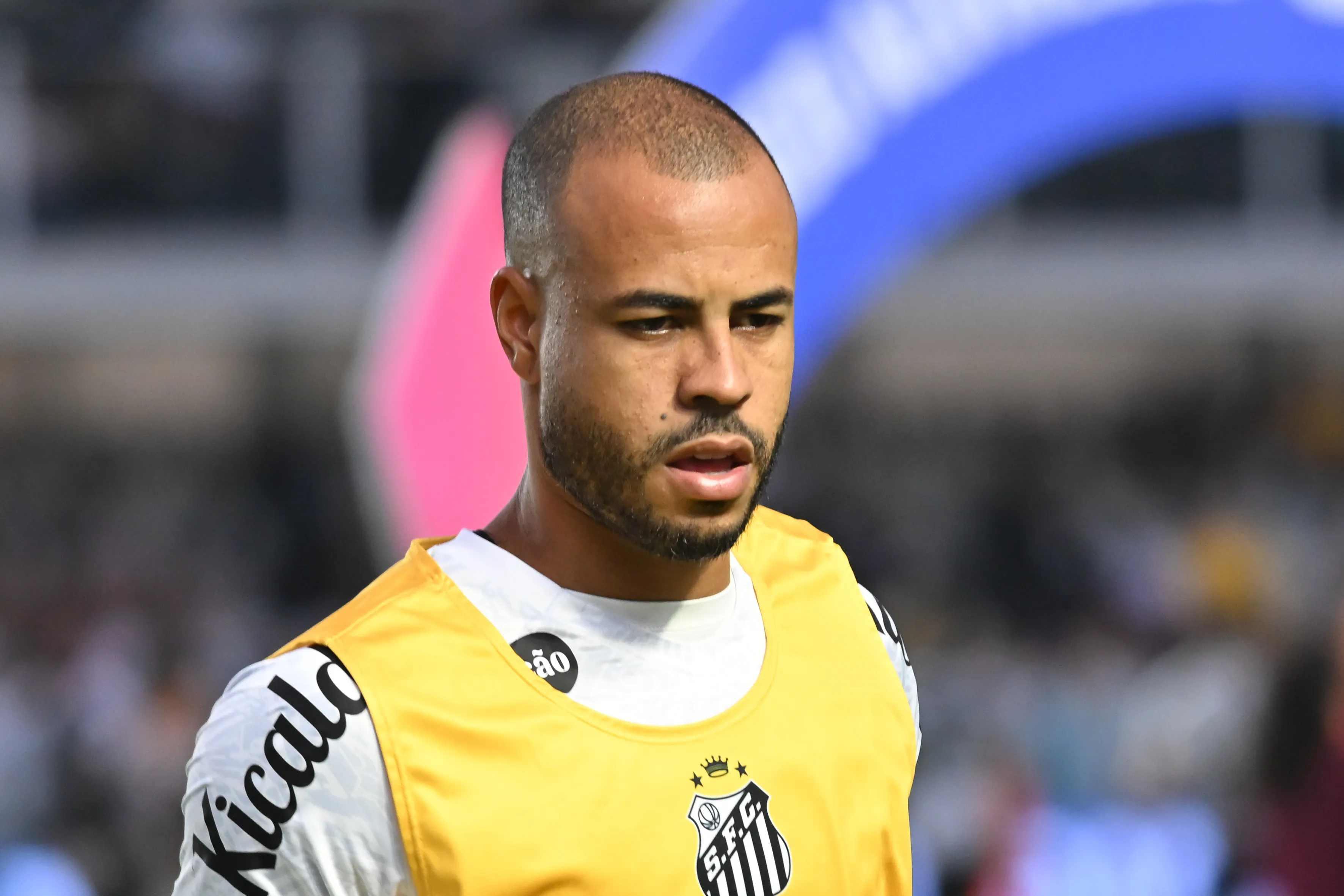 Mayke durante aquecimento antes da partida contra o Corinthians na Vila Belmiro pelo Campeonato Paulista 2026. Foto: Jota Erre/AGIF.