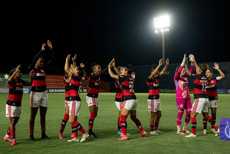 Jogadoras do Flamengo se cumprimentam antes de jogo da equipe - Foto: Paula Reis/Flamengo