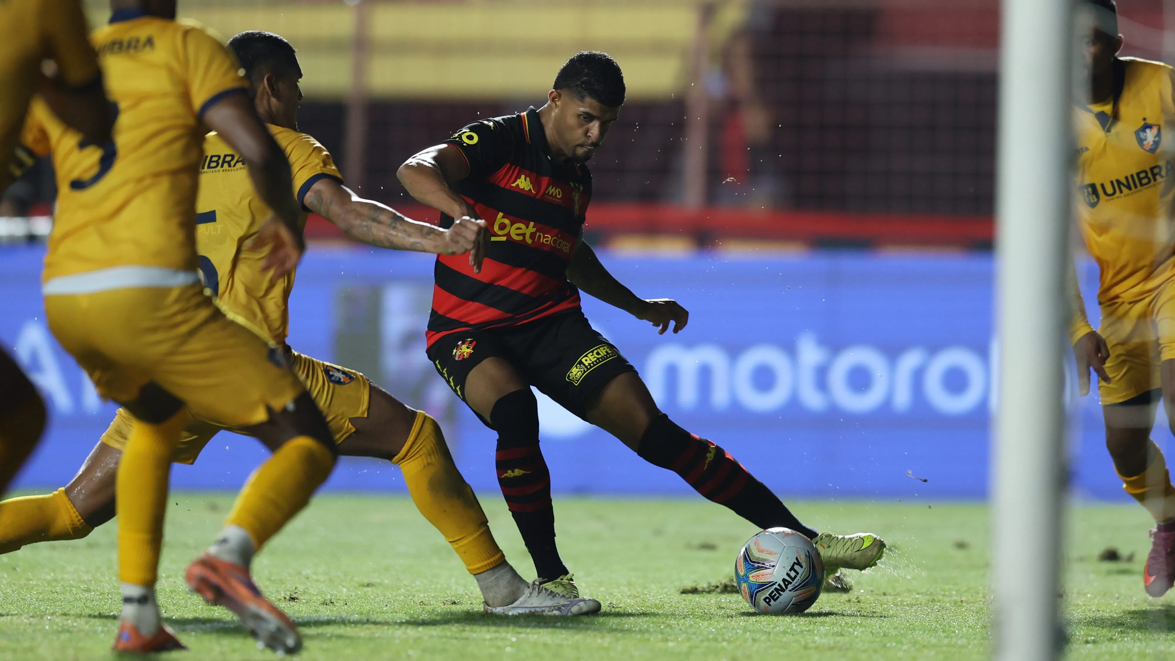 Edson Lucas jogador do Sport durante a partida contra o Retro no estadio da Ilha do Retiro pela Copa do Nordeste 2026. Foto: Marlon Costa/AGIF