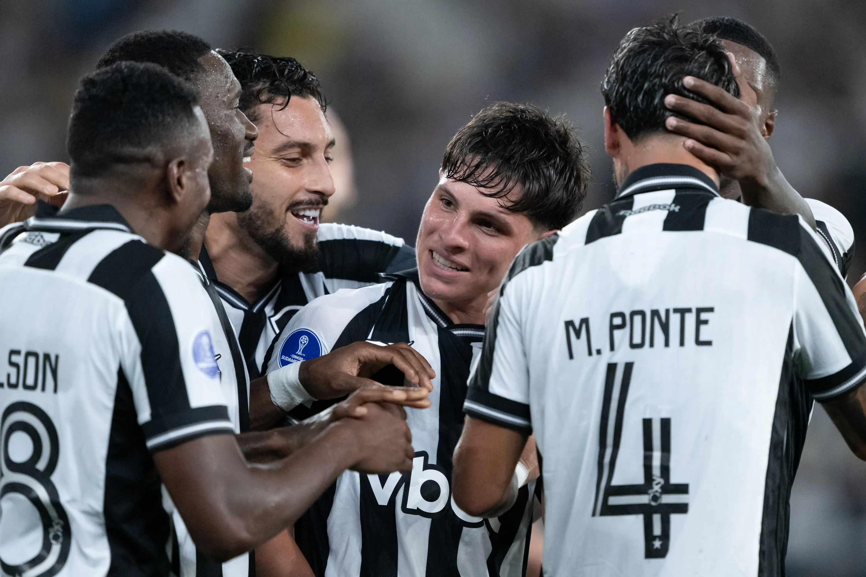 Montoro jogador do Botafogo comemora seu gol com jogadores do seu time durante partida contra o Independiente Petrolero no estadio Engenhao pelo campeonato Copa Sul-Americana 2026. Foto: Jorge Rodrigues/AGIF