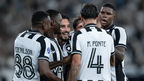 Alex Telles jogador do Botafogo comemora com jogadores do seu time durante partida contra o Independiente Petrolero no estadio Engenhao pelo campeonato Copa Sul-Americana 2026. Foto: Jorge Rodrigues/AGIF