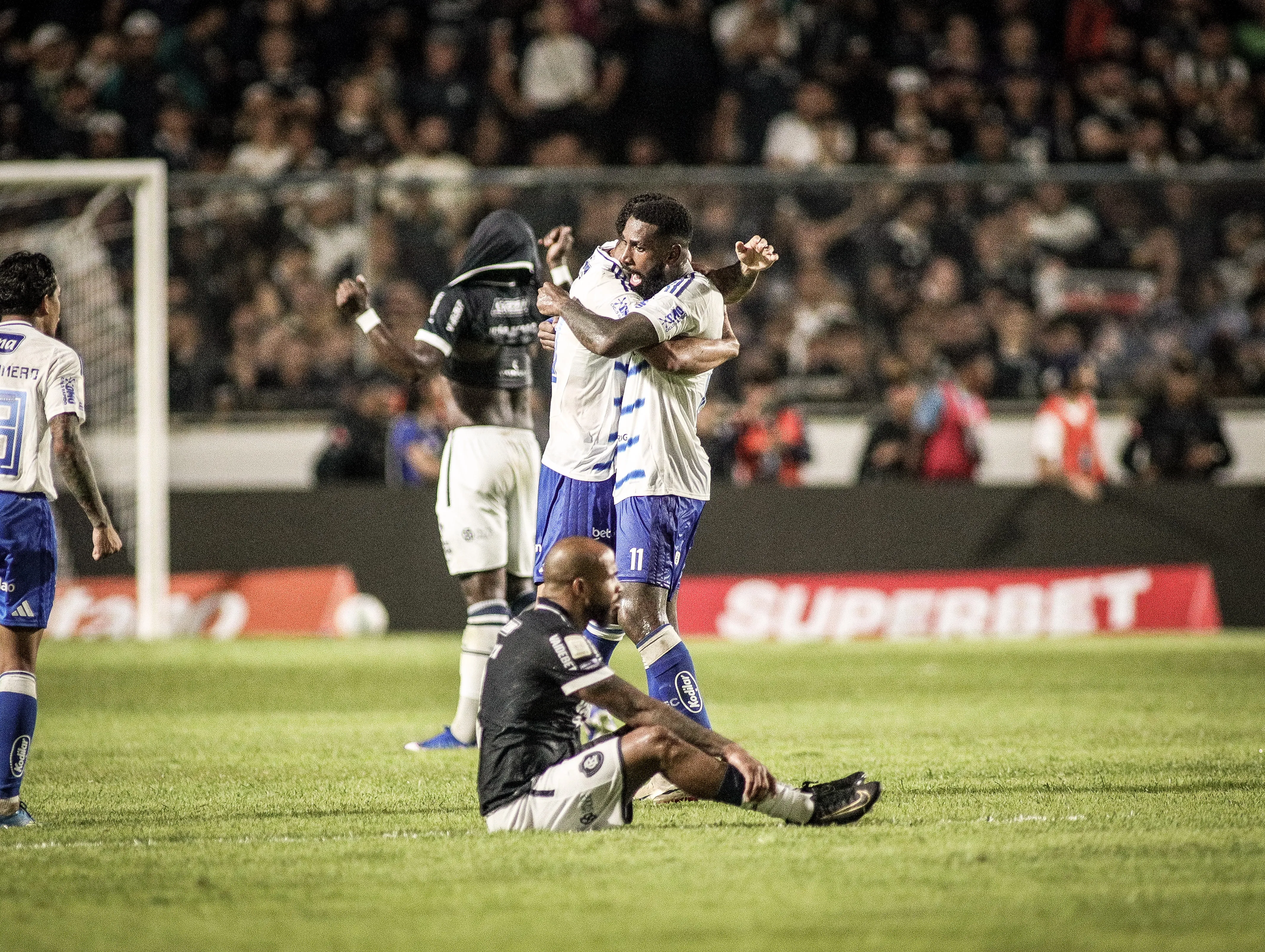 Jogadores do Cruzeiro comemoram vitoria ao final da partida contra o Remo no estadio Baenao pelo campeonato Brasileiro A 2026. Foto: Marcos Junior/AGIF