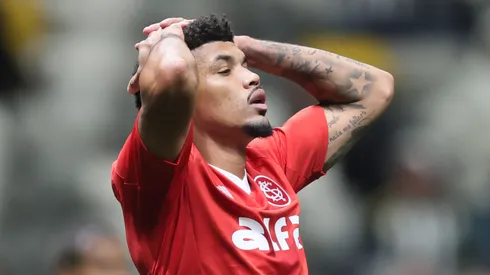 Juninho jogador do Internacional lamenta durante partida contra o Atletico-MG no estadio Arena MRV pelo campeonato Brasileiro A 2025. Foto: Gilson Lobo/AGIF