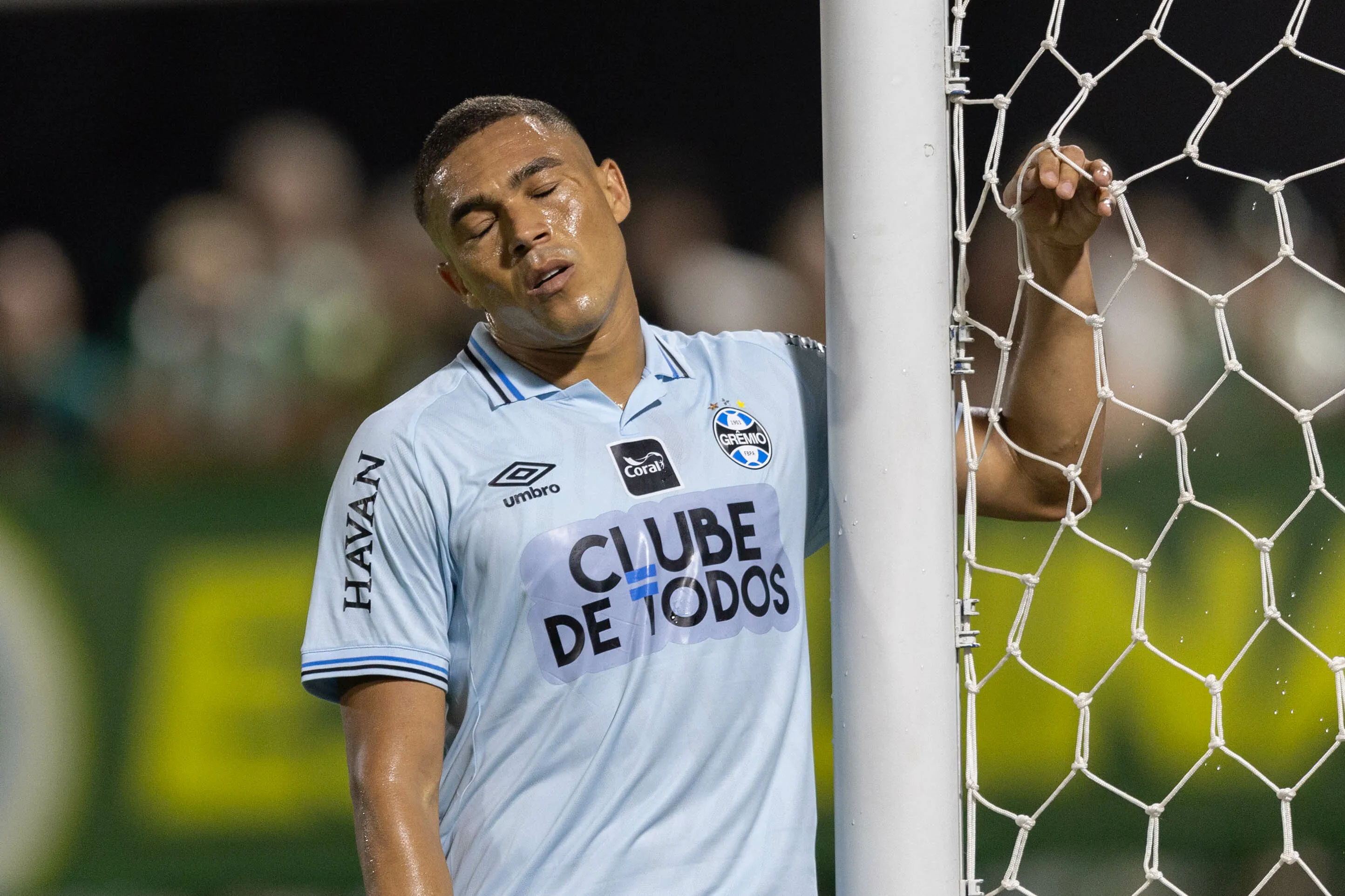 SC – CHAPECO – 16/03/2026 – BRASILEIRO A 2025, CHAPECOENSE X GREMIO – Carlos Vinicius jogador do Gremio lamenta durante partida contra o Chapecoense no estadio Arena Conda pelo campeonato [COMPETICAO]. Foto: Liamara Polli/AGIF