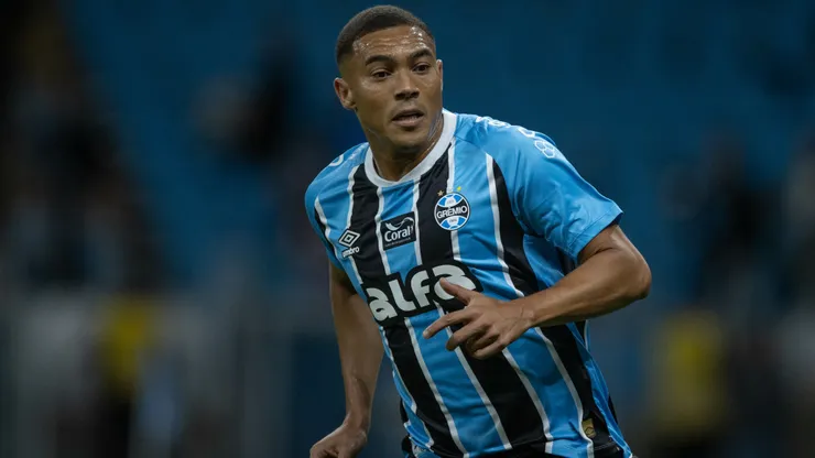 Carlos Vinicius jogador do Gremio durante partida contra o Cruzeiro no estadio Arena do Gremio pelo campeonato Brasileiro A 2025.