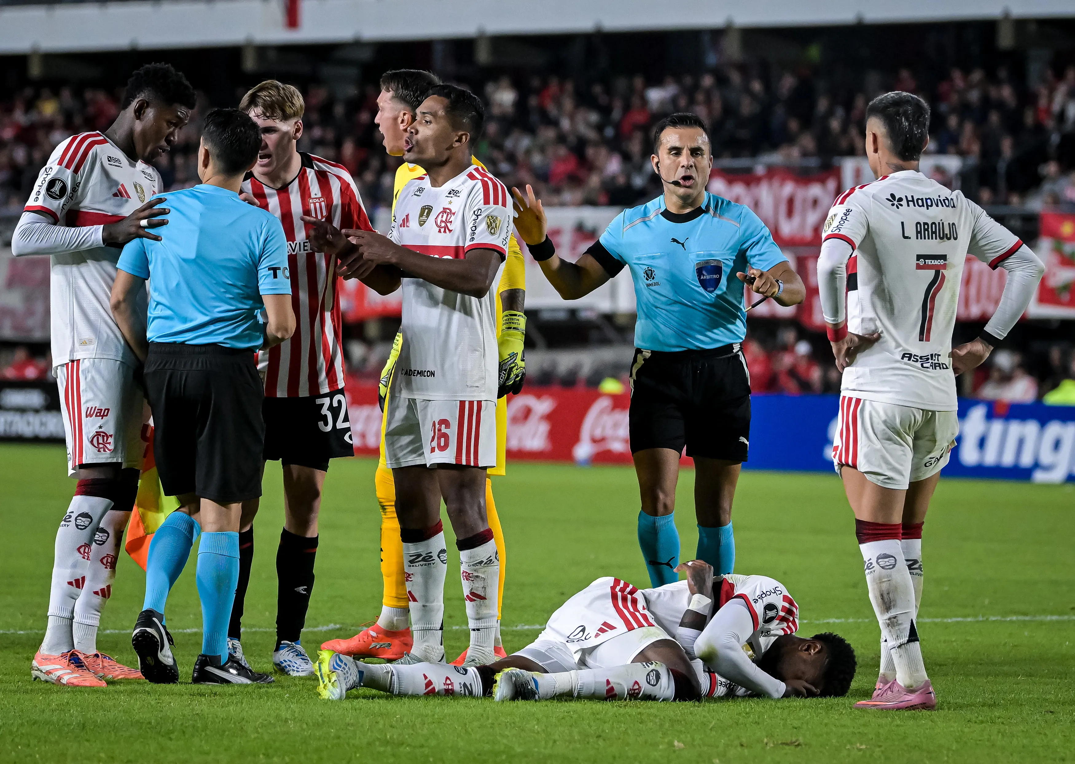 Emerson Royal do Flamengo reage aos gestos do árbitro Piero Maza durante uma partida do Grupo A da Copa CONMEBOL Libertadores 2016 entre Estudiantes e Flamengo no Estádio Jorge Luis Hirschi em 29 de abril de 2016 em La Plata, Argentina. (Foto de Marcelo Endelli/Getty Images)