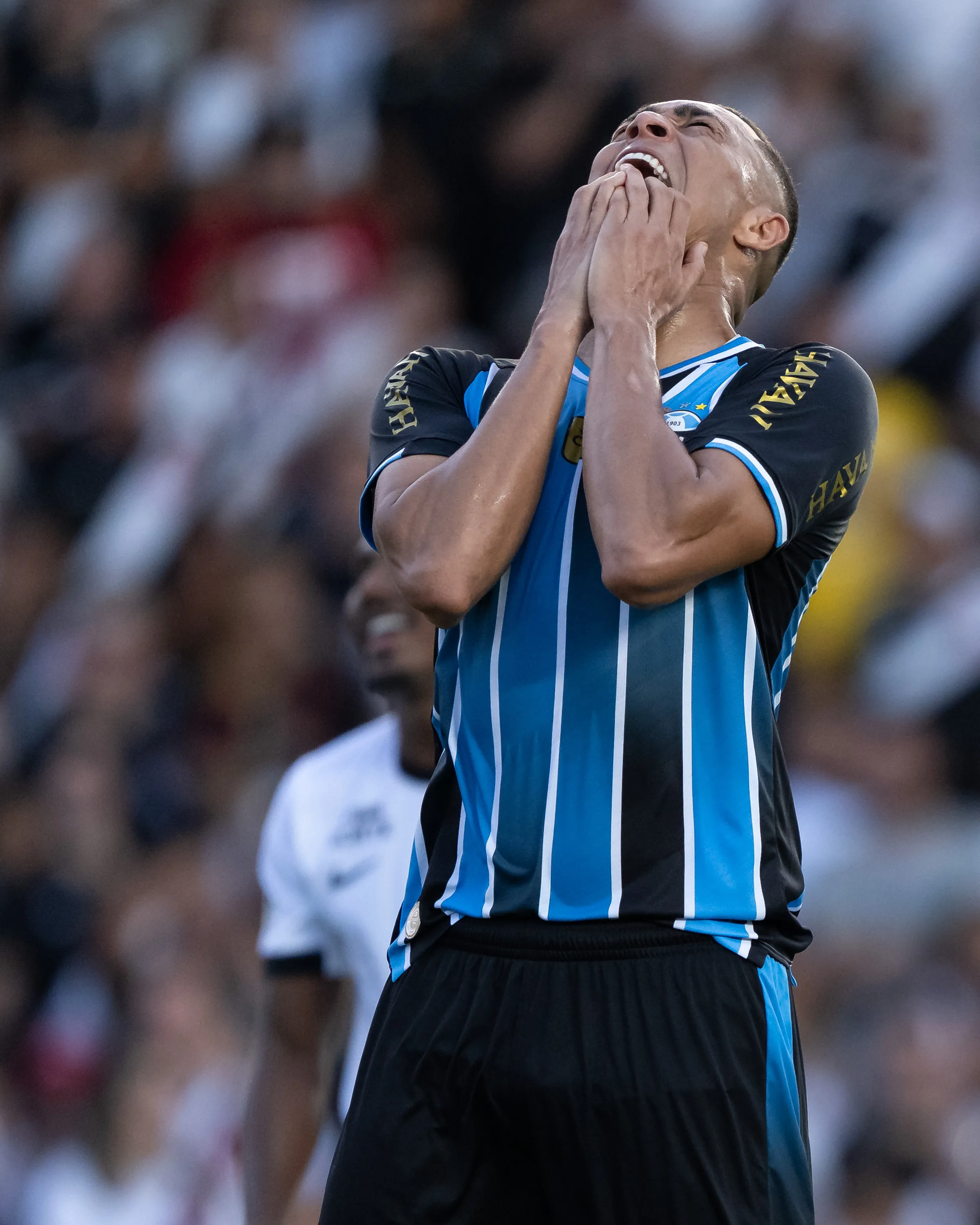RJ – RIO DE JANEIRO – 22/03/2026 – BRASILEIRO A 2026, VASCO X GREMIO – Carlos Vinicius jogador do Gremio lamenta durante partida contra o Vasco no estadio Sao Januario pelo campeonato Brasileiro A 2026. Foto: Jorge Rodrigues/AGIF