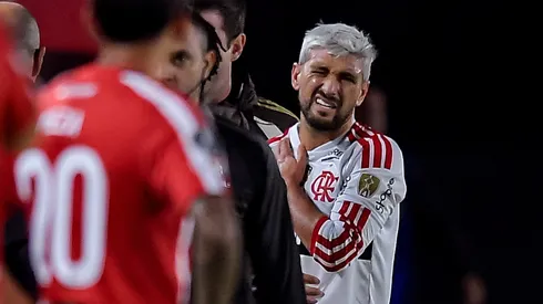 Giorgian De Arrascaeta, do Flamengo, deixa o campo machucado durante uma partida do grupo A da Copa CONMEBOL Libertadores 2026 entre Estudiantes e Flamengo no Estádio Jorge Luis Hirschi em 29 de abril de 2026 em La Plata, Argentina. (Foto de Marcelo Endelli/Getty Images)
