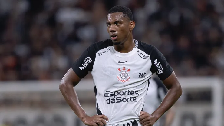 André jogador do Corinthians recebe cartão vermelho do árbitro durante partida contra o Palmeiras no estádio Arena Corinthians pelo campeonato Brasileiro A 2026. Foto: Marcello Zambrana/AGIF