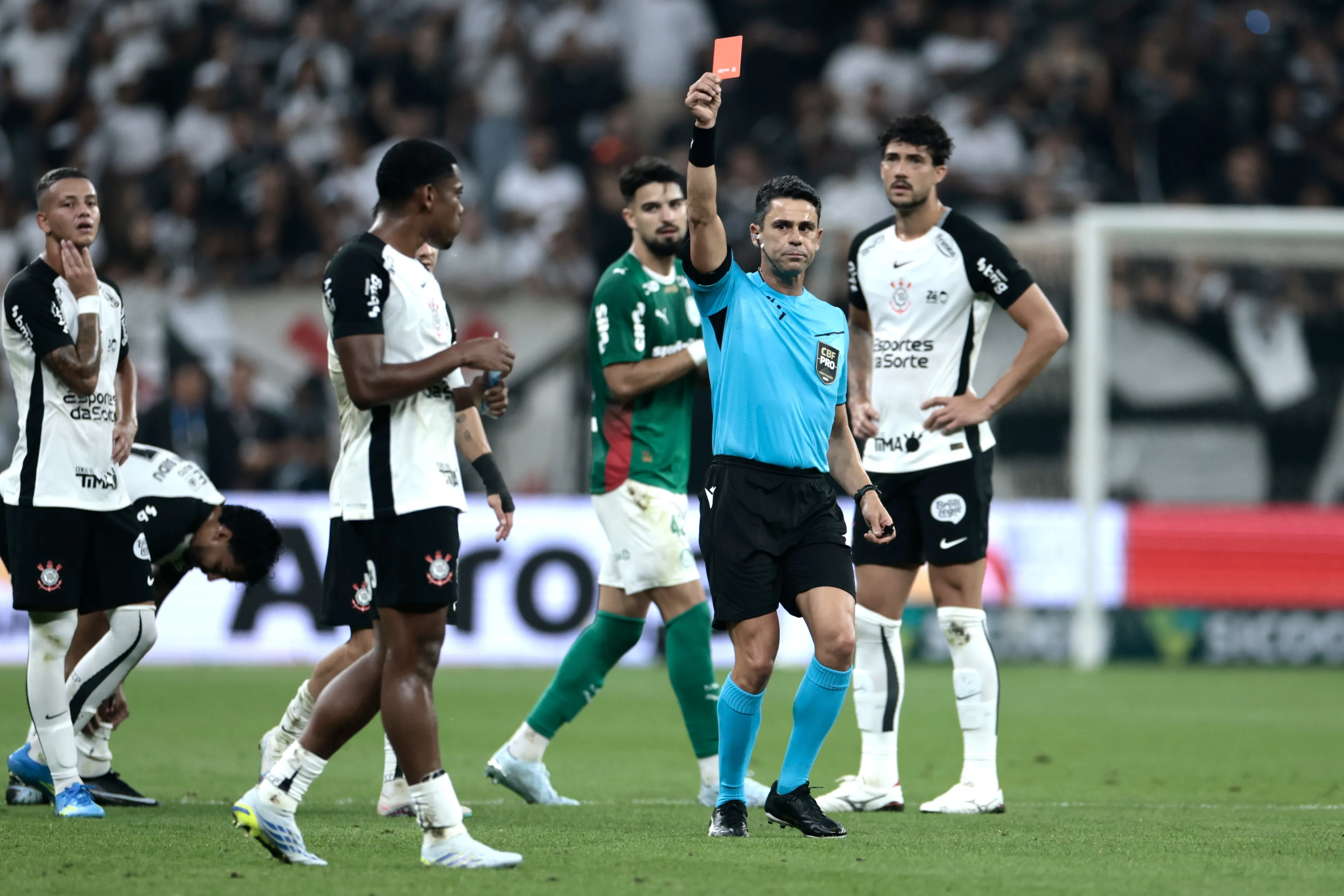 SP – SAO PAULO – 12/04/2026 – BRASILEIRO A 2026, CORINTHIANS X PALMEIRAS – Andre jogador do Corinthians recebe cartao vermelho do arbitro durante partida contra o Palmeiras no estadio Arena Corinthians pelo campeonato Brasileiro A 2026. Foto: Marcello Zambrana/AGIF