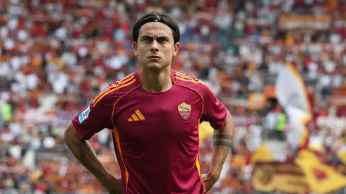 Paulo Dybala, da AS Roma, observa durante a partida da Série A entre AS Roma e Torino FC no Estádio Olímpico, em 14 de setembro de 2025, em Roma, Itália. (Foto de Paolo Bruno/Getty Images)