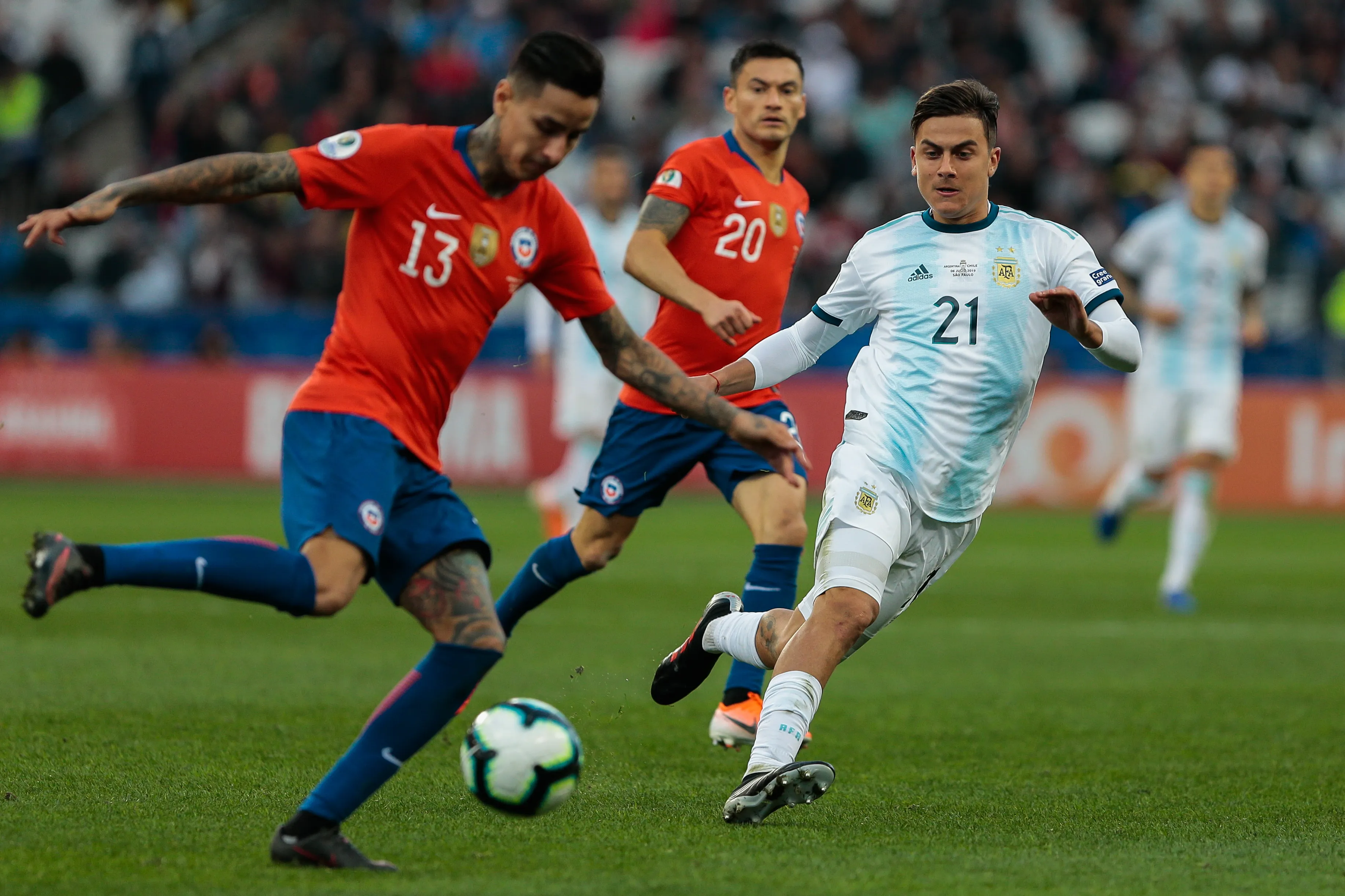 SP – Sao Paulo – 06/07/2019 – Copa America 2019, Argentina x Chile – Dybala jogador do Argentina disputa lance com Pulgar jogador do Chile durante partida no estadio Arena Corinthians pelo campeonato Copa America 2019 Foto: Marcello Zambrana/AGIF