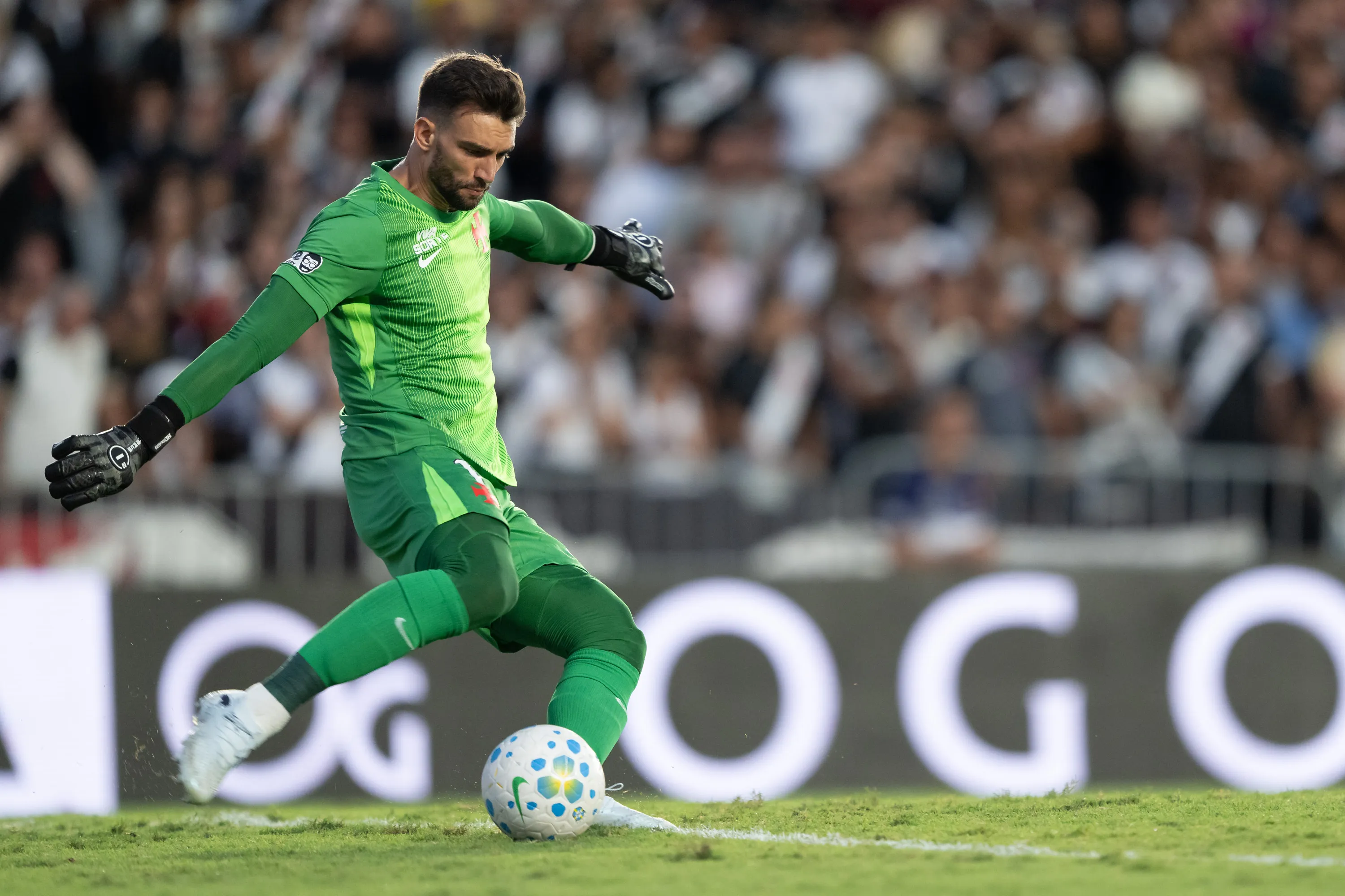 Leo Jardim goleiro do Vasco durante partida contra o Gremio no estadio Sao Januario pelo campeonato Brasileiro A 2026. Foto: Jorge Rodrigues/AGIF